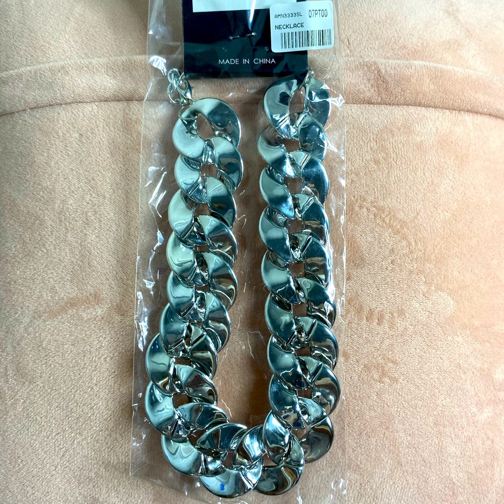 Beautiful necklace never worn in plastic
